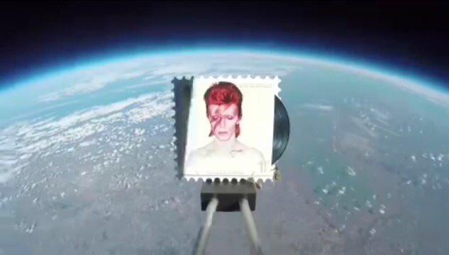 O ediţie specială de timbre a fost lansată de la peste 30.000 m înălţime pentru a-l omagia pe David Bowie