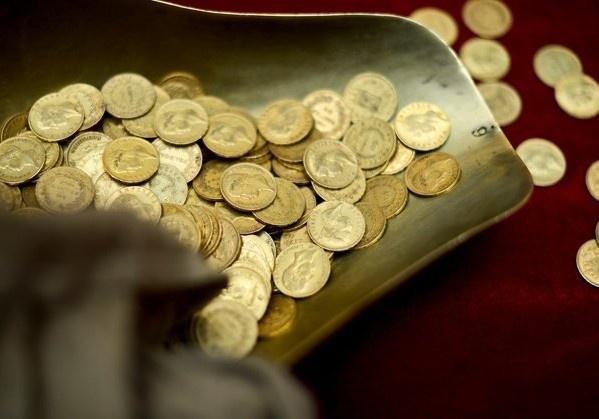 Hunedoara: Monede dacice şi un detector de metale, ridicate în urma percheziţiilor la braconierii arheologici din Munţii Orăştiei