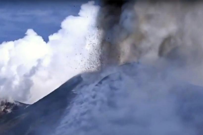 Turişti răniţi şi o echipă de jurnalişti BBC, forţaţi să fugă după erupţia vulcanului Etna