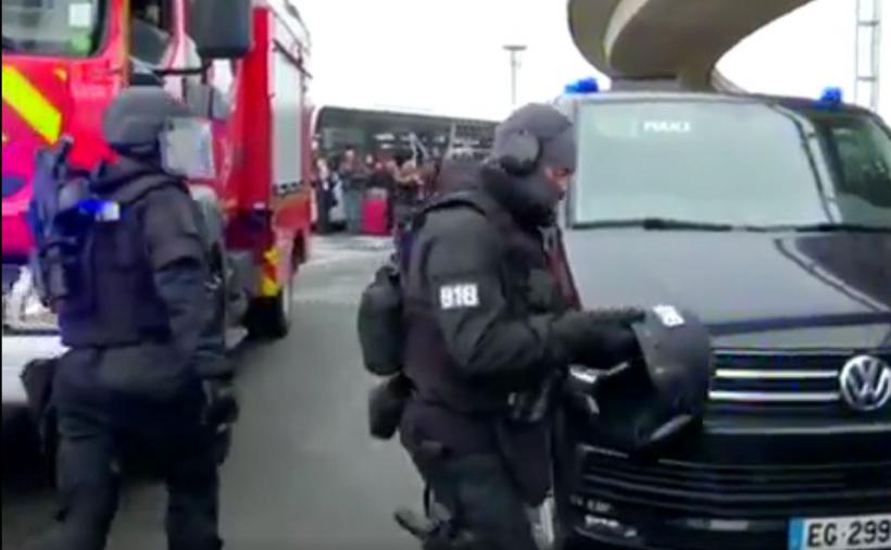 Tatăl şi fratele bărbatului ucis pe aeroportul Orly din Paris, reţinuţi de poliţie