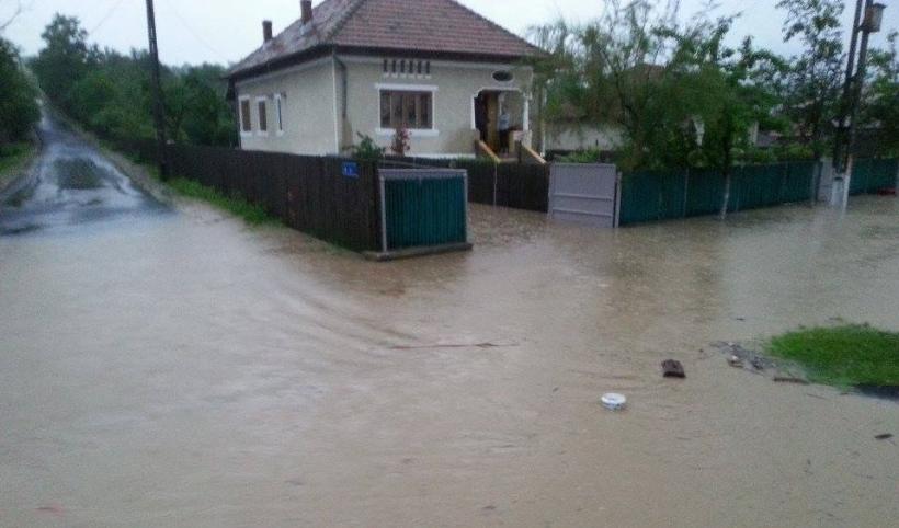 Vâlcea: Un pârâu din Şirineasa pune în pericol mai multe case