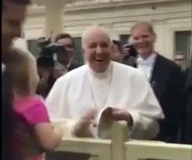 VIDEO - O fetiţă i-a furat Papei Francisc scufia de pe cap