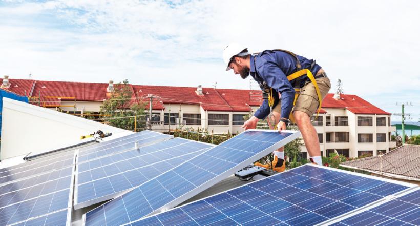 Autorizațiile pentru montarea panourilor solare pot dura şi 450 de zile!