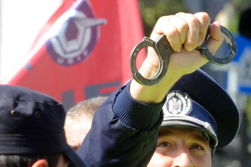 Poliţiştii protestează din nou în faţa Ministerului Muncii
