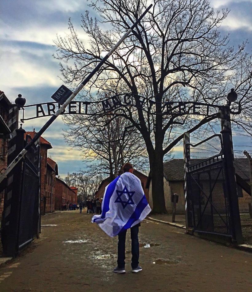 Auschwitz: 14 oameni dezbrăcaţi s-au legat cu lanţuri la intrarea fostului lagăr de concentrare