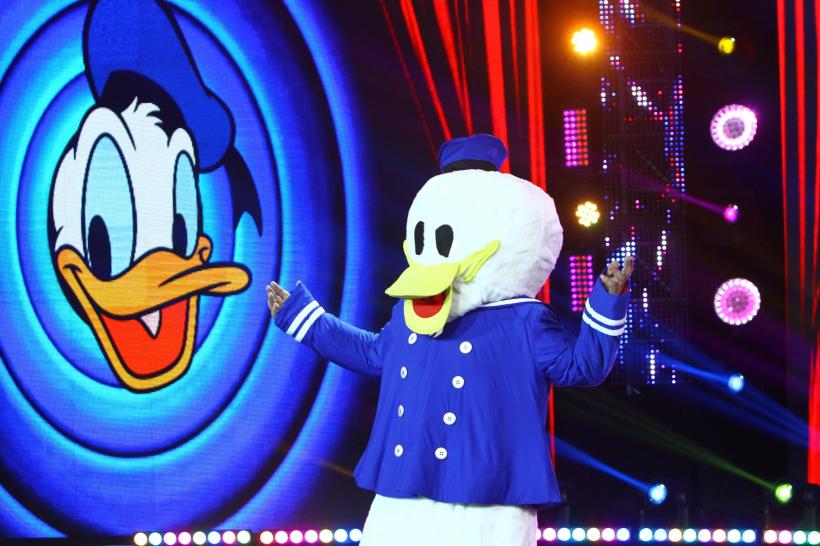 O mulțime de costume și personaje ciudate invadează scena ”iUmor” 18571272