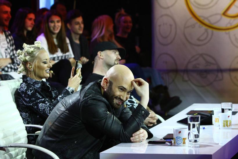 O mulțime de costume și personaje ciudate invadează scena ”iUmor” 18571273