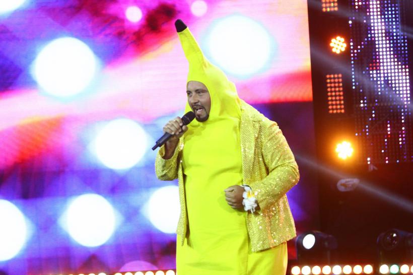 O mulțime de costume și personaje ciudate invadează scena ”iUmor” 18571274