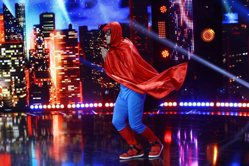 O mulțime de costume și personaje ciudate invadează scena ”iUmor” 18571275