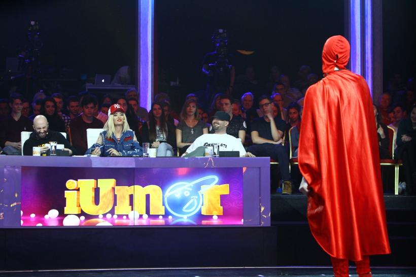 O mulțime de costume și personaje ciudate invadează scena ”iUmor” 18571276