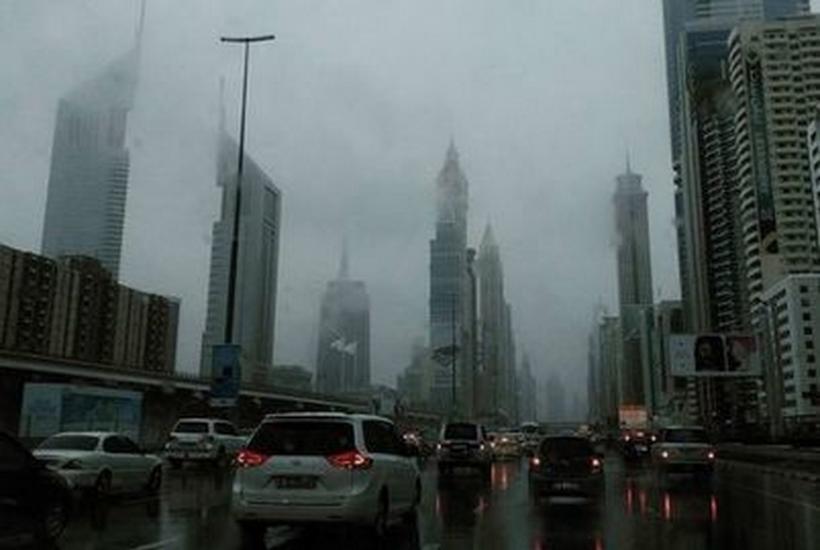 VIDEO - Ploaie torențială cu tunete și fulgere în Dubai. Orașul din mijlocul deșertului, inundat de aversele neobișnuite