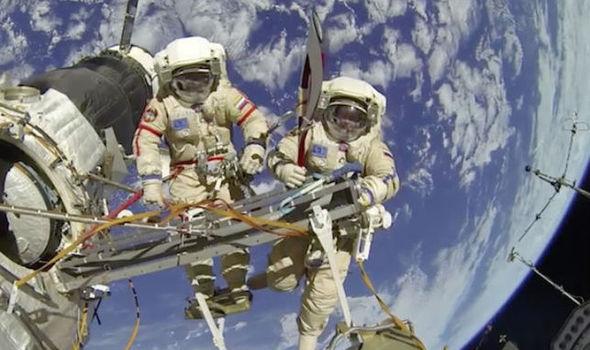 Doi astronauţi de pe ISS au ieşit în spaţiu pentru lucrări de câteva ore