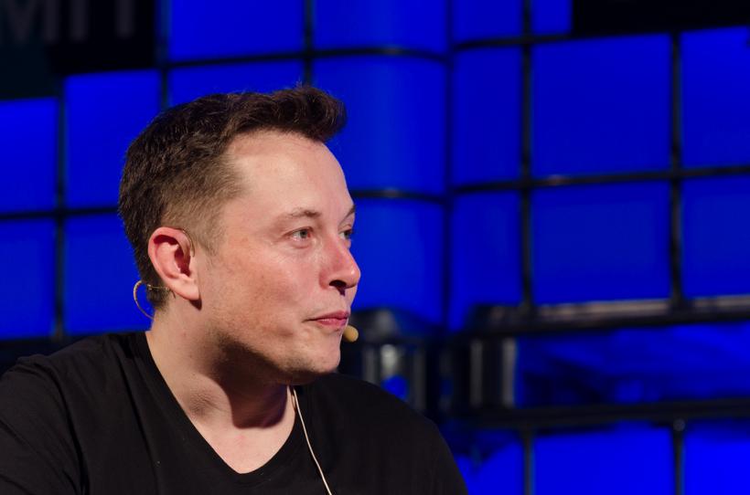 Elon Musk lansează un proiect de dezvoltare a unei interfeţe creier-computer