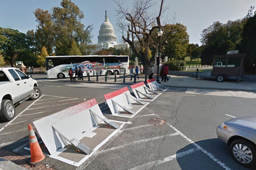 Alertă la Washington DC după ce un şofer a intrat în maşina de patrulare a poliţiei