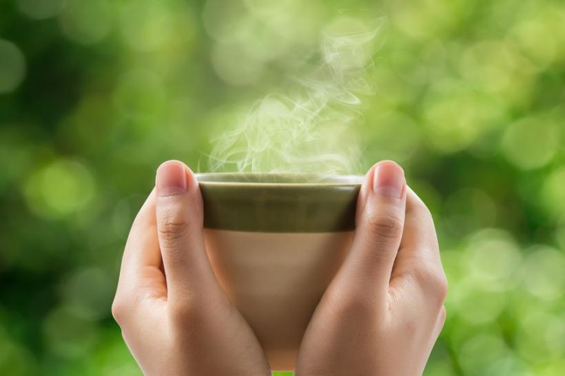 Studiu: O cană de ceai pe zi ține demența departe, la bătrânețe
