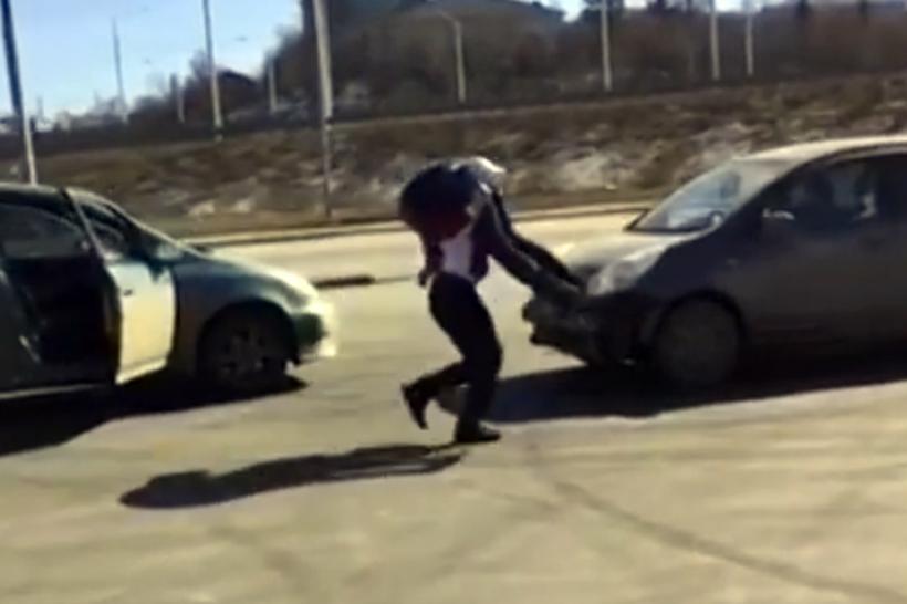 VIDEO - Un şofer rus a fost luat pe sus de o femeie şi băgat în portbagaj