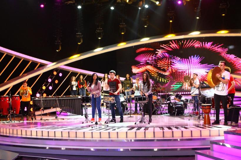 Acrodance cu măști, cor african, pictură pe sticlă, dans irlandez, la „Next Star” 18571763