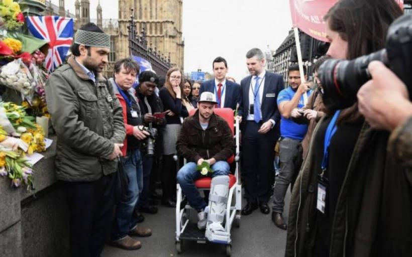 Românul rănit în atacul terorist de la Londra a depus flori pe Podul Westminster