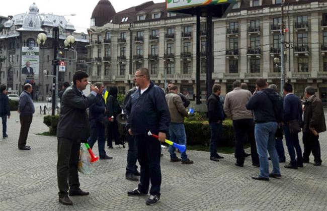 Prahova: Zeci de angajaţi ai Societăţii de Transport Public din Ploieşti protestează în centrul oraşului