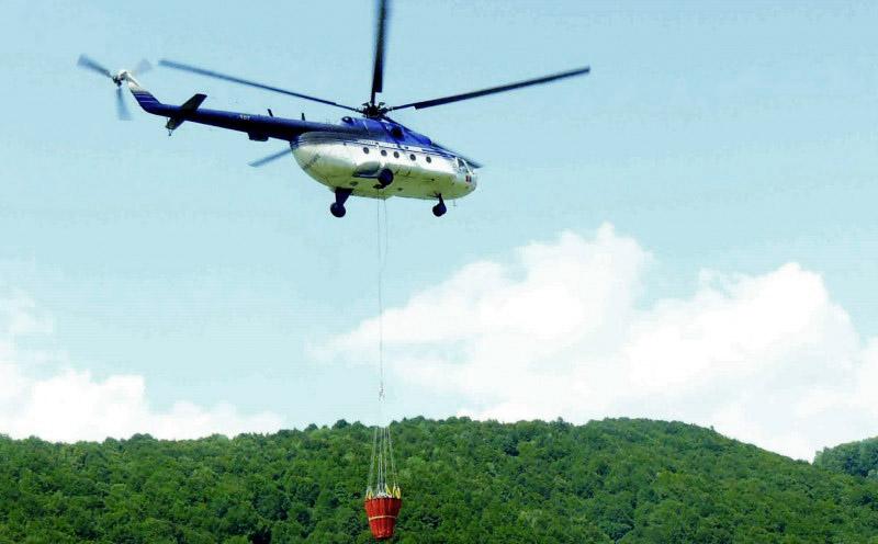 Incendiu în munții Apuseni. Un elicopter special dotat intervine în zona afectată