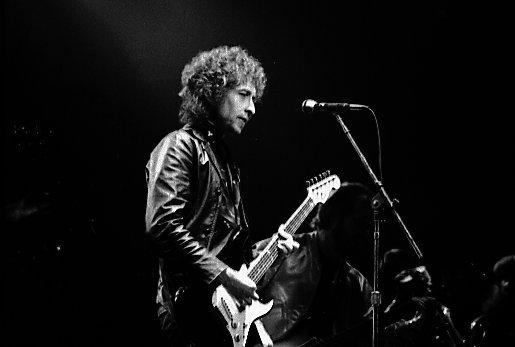 Bob Dylan a primit până la urmă, sâmbătă la Stockholm, premiul Nobel pentru Literatură