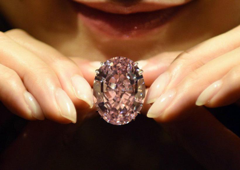Cel mai mare diamant s-a vândut cu fabuloasa sumă de 71,2 de milioane de dolari