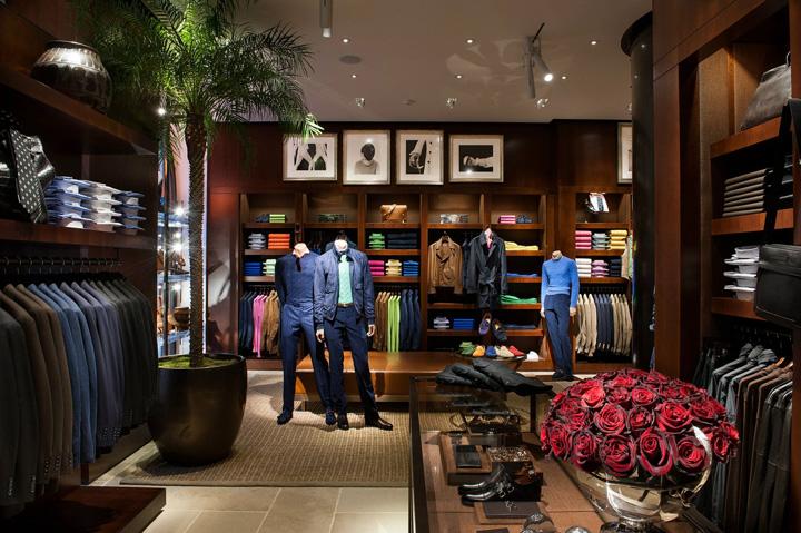Grupul de pret-a-porter american Ralph Lauren îşi va reduce numărul de angajaţi şi va închide magazine în Statele Unite