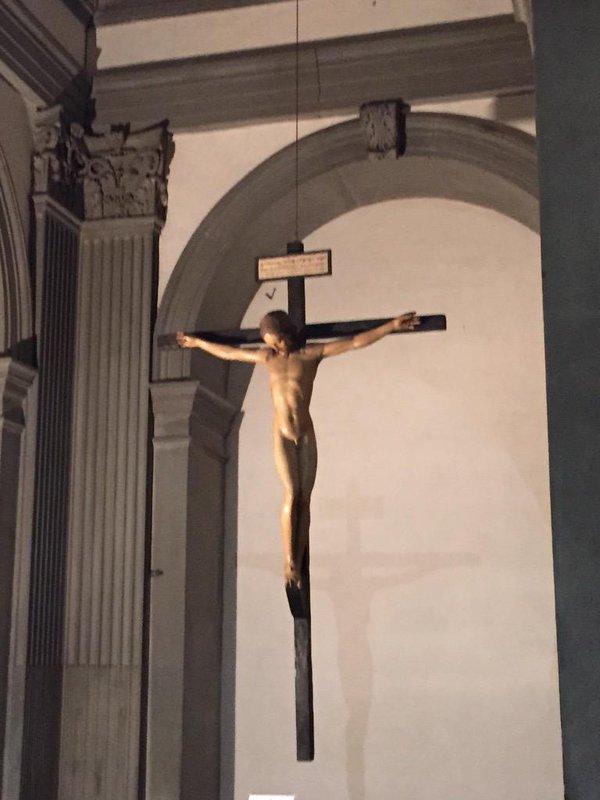 Un crucifix din lemn sculptat de Michelangelo la vârsta de 18 ani, la loc de onoare într-o biserică din Florenţa