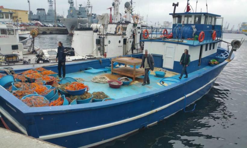 Constanţa: Pescador turcesc surprins la braconat în apele româneşti ale Mării Neagre, oprit cu focuri de armă