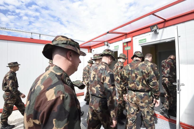 Ministrul apărării al Ungariei: Militarii care păzesc frontiera ar putea fi înlocuiţi de 'vânători la frontieră'