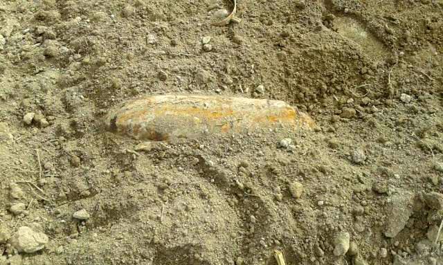 O bombă de 50 de kg, descoperită pe un câmp din județul Brașov