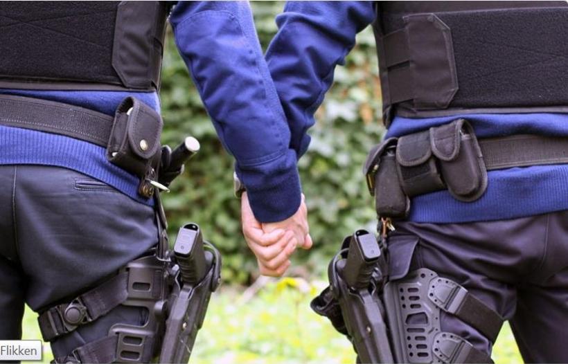 Bărbaţii din Olanda se ţin de mână în semn de solidaritate după un atac asupra unui cuplu gay