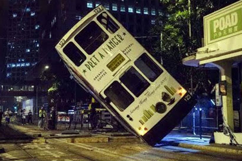 VIDEO - 14 oameni au fost răniți după ce un tramvai supraetajat s-a răsturnat