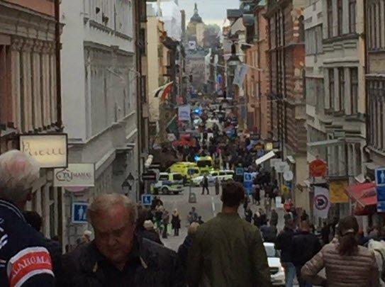 ALERTĂ - UPDATE - VIDEO - Un camion a intrat în mulțimea de pe o stradă din Stockholm