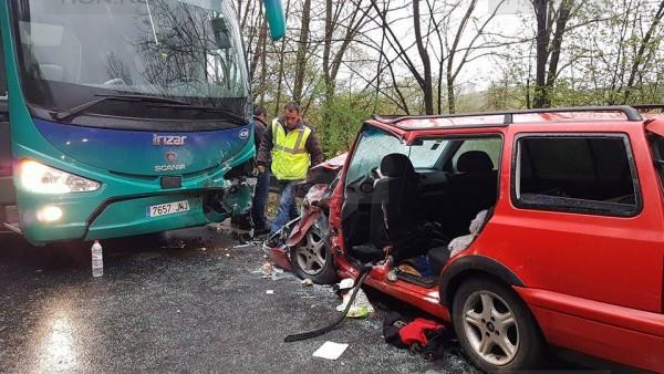 Arad - Accident grav pe DN7 unde un autocar a intrat frontal într-un autoturism