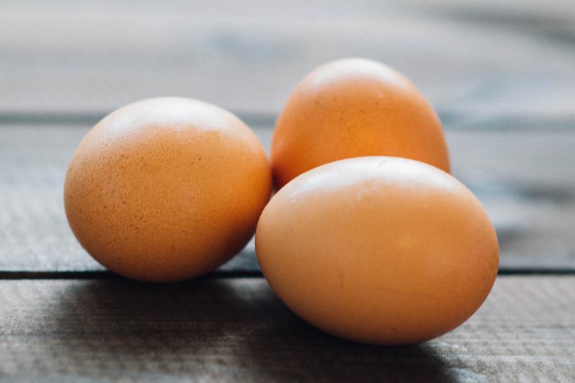 Cum ştii când un ou nu mai este bun fără să îl spargi?