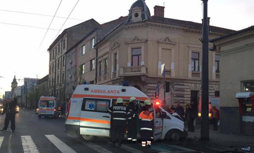 Accident între o ambulanță și un autoturism în centrul Clujului