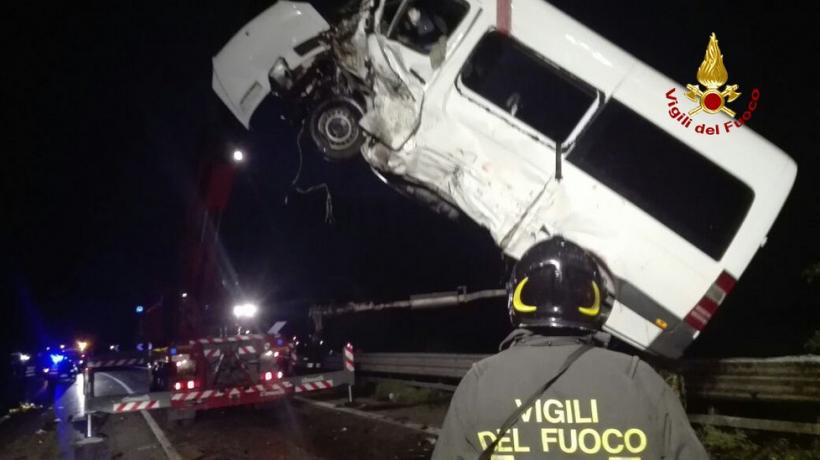 8 români, răniți într-un accident grav în Italia; 1 mort și 2 răniți în mașina care a provocat evenimentul rutier