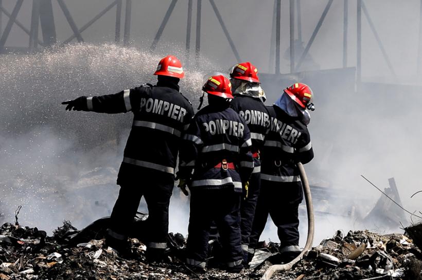 Bacău: Un incendiu a cuprins patru gospodării din comuna Brusturoasa; intervin 35 de pompieri cu şase autospeciale