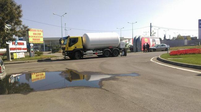 O cisternă cu benzină s-a răsturnat în judeţul Brăila. Traficul rutier este oprit