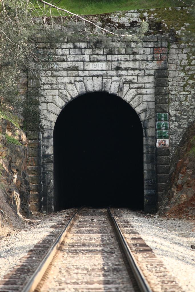 Un tren cu peste o mie de pasageri a rămas blocat în tunel trei ore