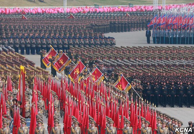 GALERIE FOTO - Paradă grandioasă la Phenian, în mijlocul îngrijorărilor înternaționale 18573478