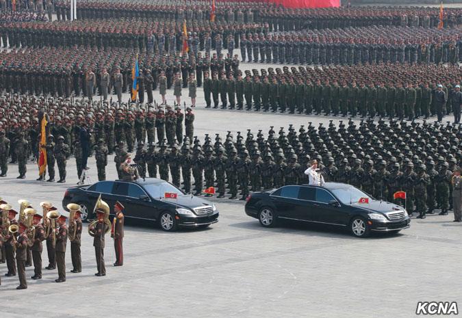 GALERIE FOTO - Paradă grandioasă la Phenian, în mijlocul îngrijorărilor înternaționale 18573479