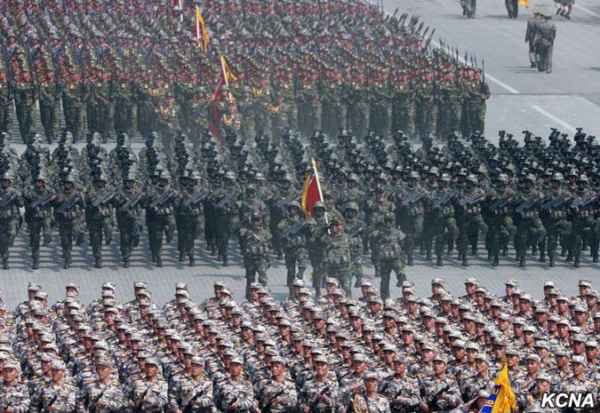 GALERIE FOTO - Paradă grandioasă la Phenian, în mijlocul îngrijorărilor înternaționale 18573480