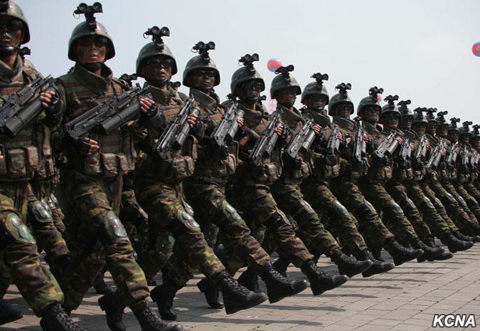 GALERIE FOTO - Paradă grandioasă la Phenian, în mijlocul îngrijorărilor înternaționale 18573484