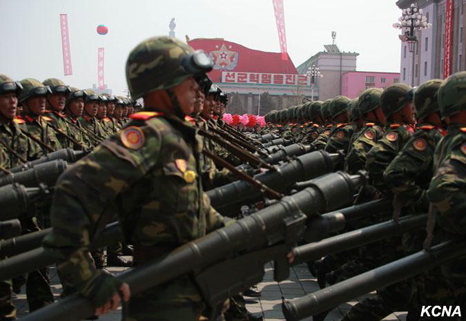 GALERIE FOTO - Paradă grandioasă la Phenian, în mijlocul îngrijorărilor înternaționale 18573485