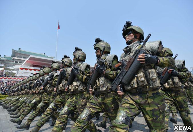 GALERIE FOTO - Paradă grandioasă la Phenian, în mijlocul îngrijorărilor înternaționale 18573486