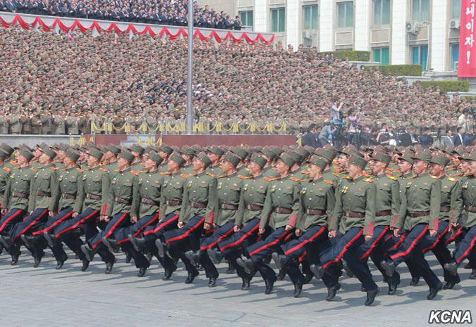 GALERIE FOTO - Paradă grandioasă la Phenian, în mijlocul îngrijorărilor înternaționale 18573487