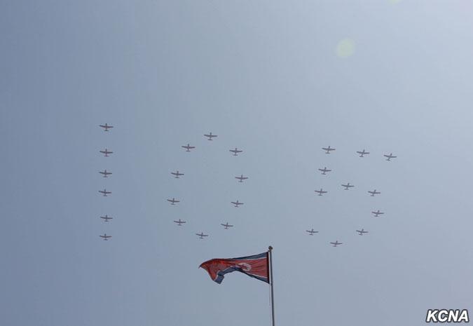 GALERIE FOTO - Paradă grandioasă la Phenian, în mijlocul îngrijorărilor înternaționale 18573488