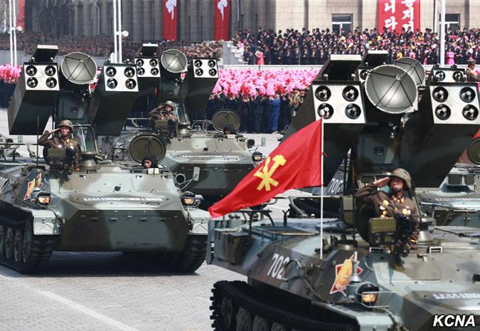 GALERIE FOTO - Paradă grandioasă la Phenian, în mijlocul îngrijorărilor înternaționale 18573489